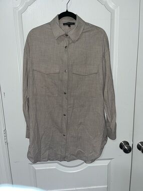 Button up blouse - dynamite

Size medium

I’m 5’3 and 140lbs for reference
